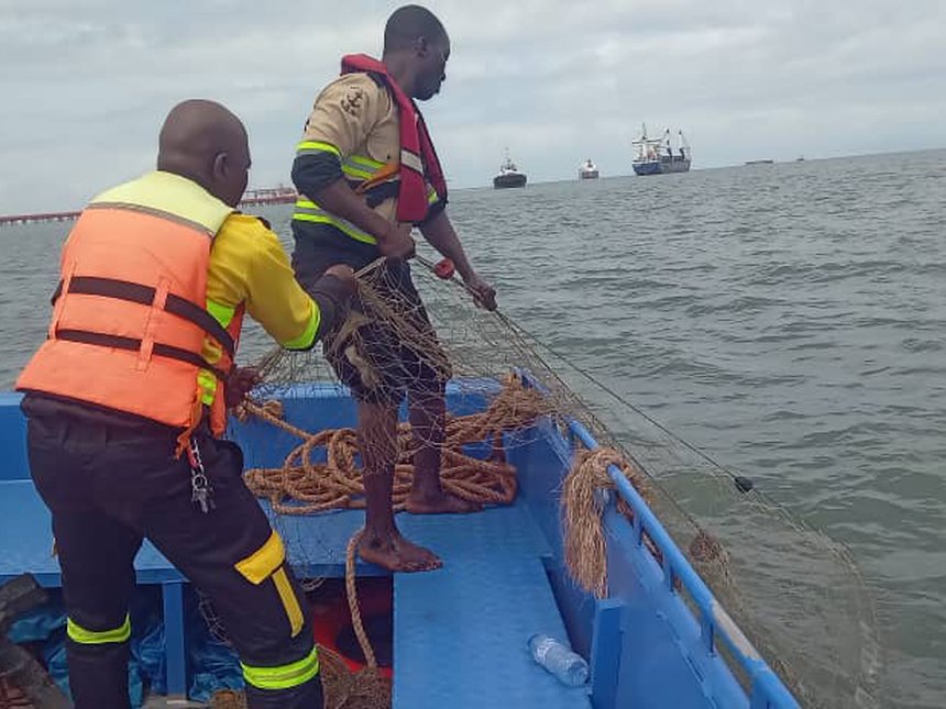 Agents ESM récupérant des filets de pêche en mer