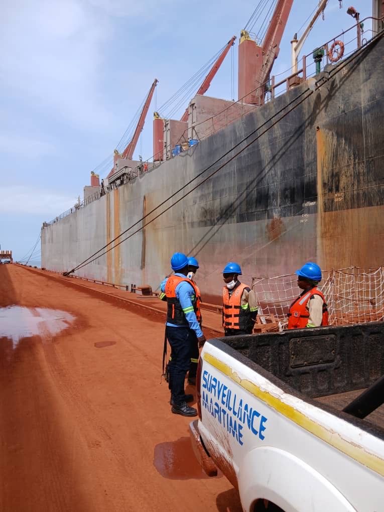 Surveillance maritime à quai près d'un cargo