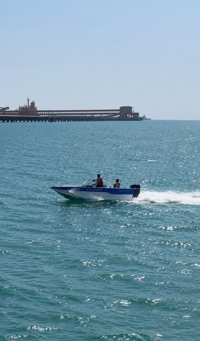 Vedette rapide ESM en patrouille de surveillance en mer au large de Kamsar